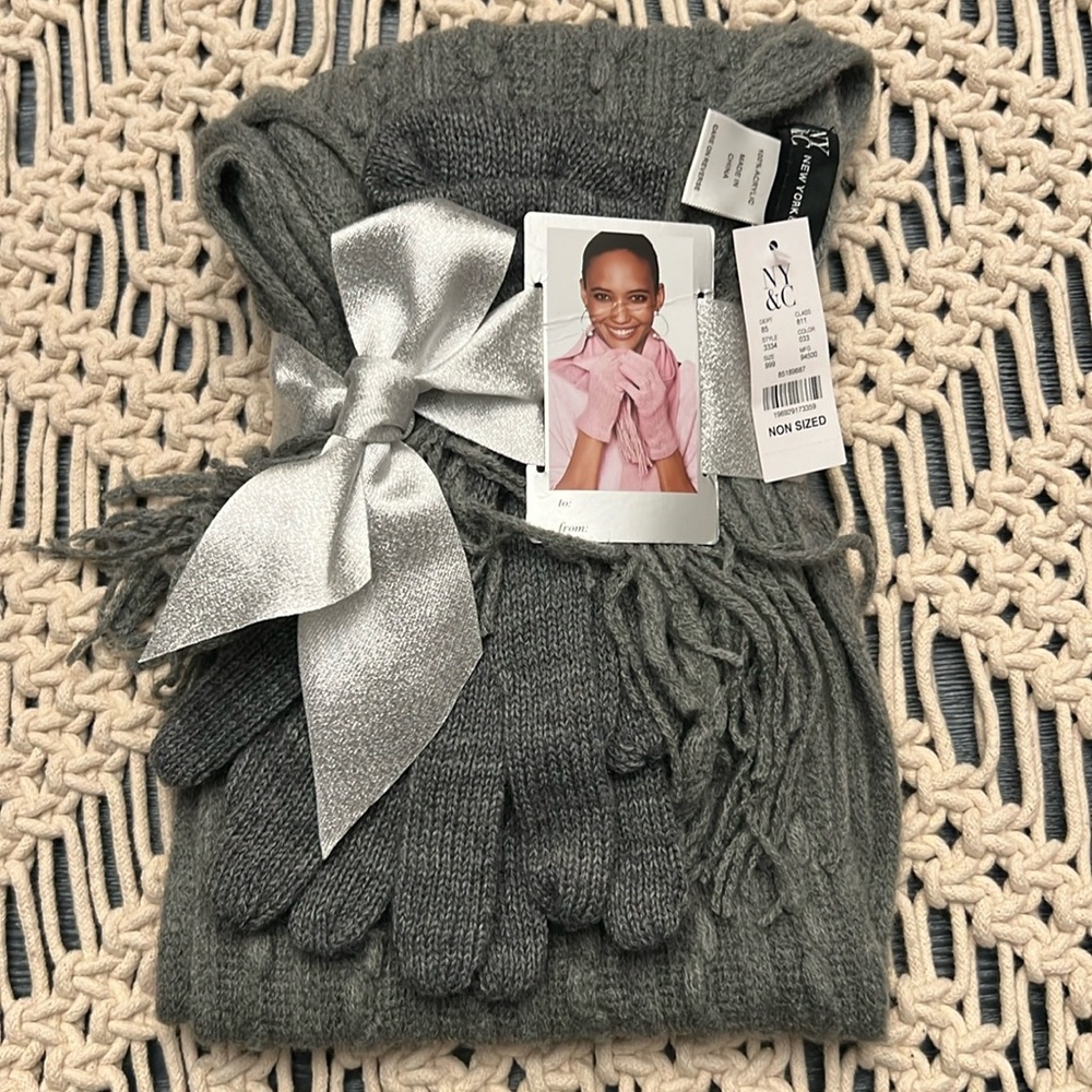 NY&C New York & Company Gray Acrylic Scarf And Gloves Set-NWT